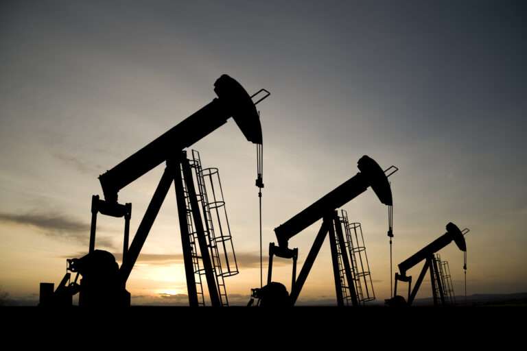 Oil Prices Decline Following Fluctuations in a Limited Range